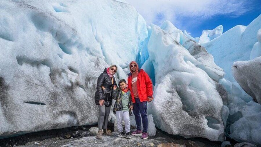 Blue Safari Experience: Hike and Navigation through Glaciers