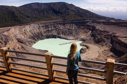 Tour Poás Volcano , Hacienda Doka and La Paz Falls. PRIVATE