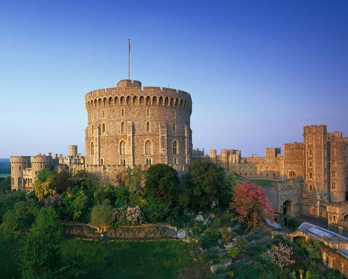 Picture 2 for Activity From London: Guided tour to Windsor Castle & Afternoon Tea