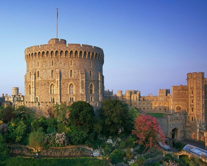 Picture 2 for Activity From London: Guided tour to Windsor Castle & Afternoon Tea