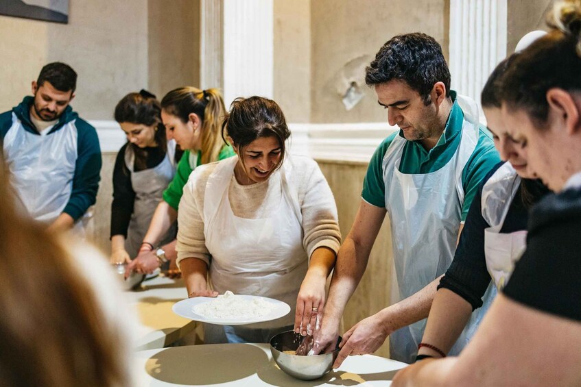 Naples: Neapolitan Pizza-Making Workshop with Drink