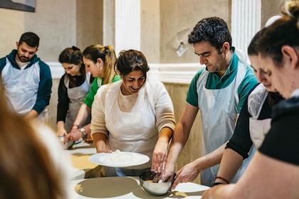 Napels: Workshop authentieke Italiaanse pizza's maken met drankjes