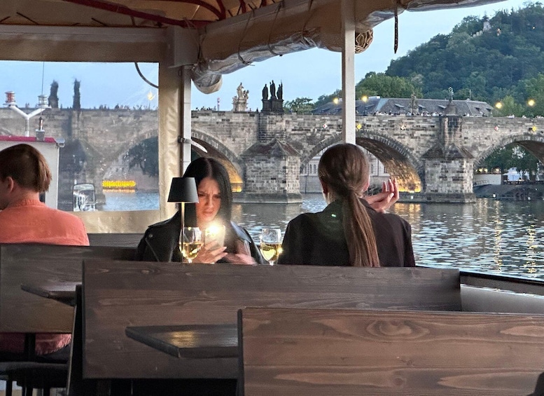 Prague: Jazz Boat Café - one hour boat cruise