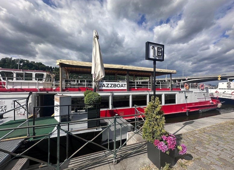 Prague: Jazz Boat Café: 1 hour city center jazz cruise