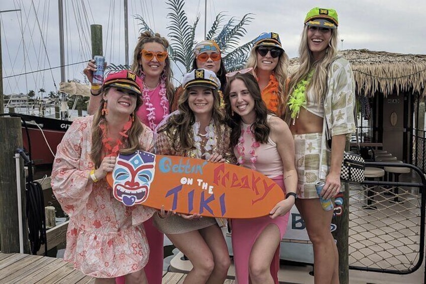 2-hour Tiki Pub Sunset Experience in Fort Myers Beach