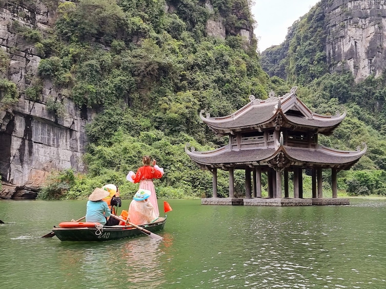 Vietnam: Trang An Boat, Bai Dinh Pagoda And Mua Cave