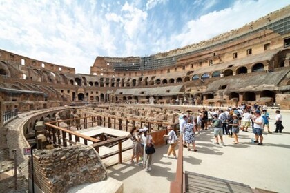 Colosseum & Forum Romanum pienryhmäretki, jossa on Skip-the-line-liput ja o...