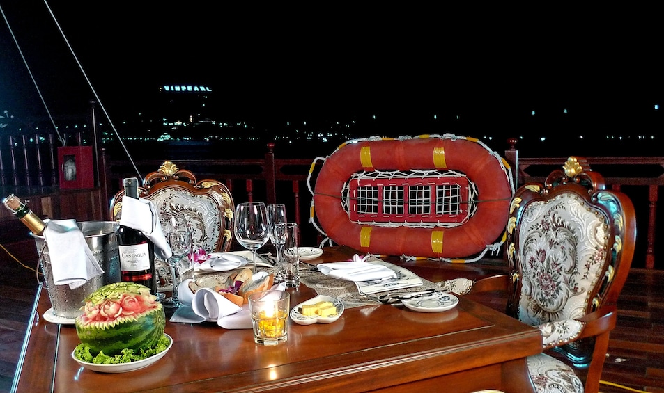 Vietnam : Sunset Cocktail and Dinner on the Emperor Cruises 5 Star