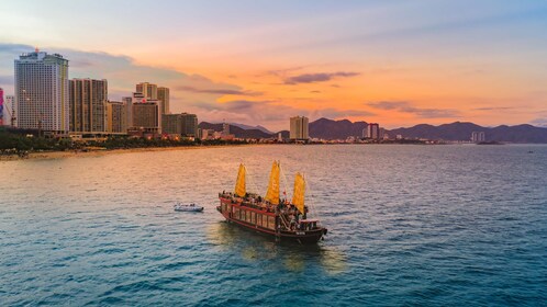 Vietnam: Cocktail und Abendessen bei Sonnenuntergang auf der Emperor Cruise...