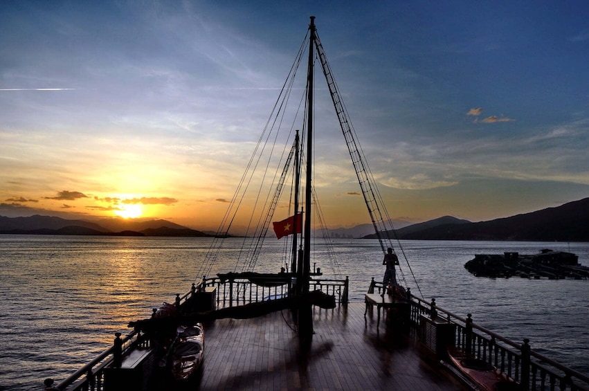 Vietnam : Sunset Cocktail and Dinner on the Emperor Cruises 5 Star