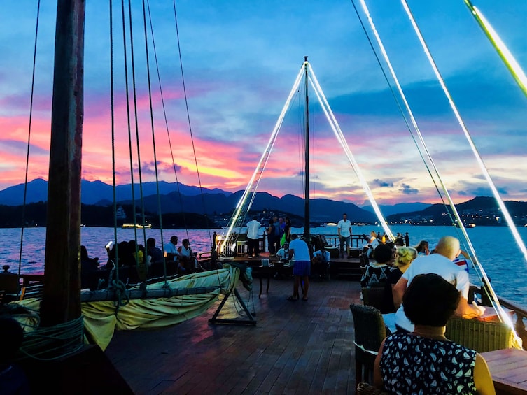 Vietnam : Sunset Cocktail and Dinner on the Emperor Cruises 5 Star