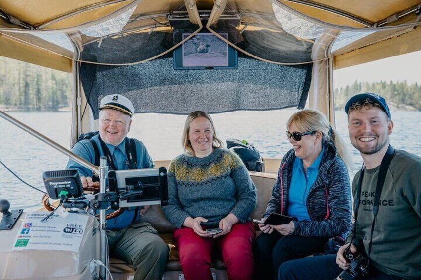 Skipper telling stories and showing photos