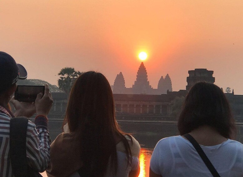 Private Guide: 1-Day Tour to Angkor Wat