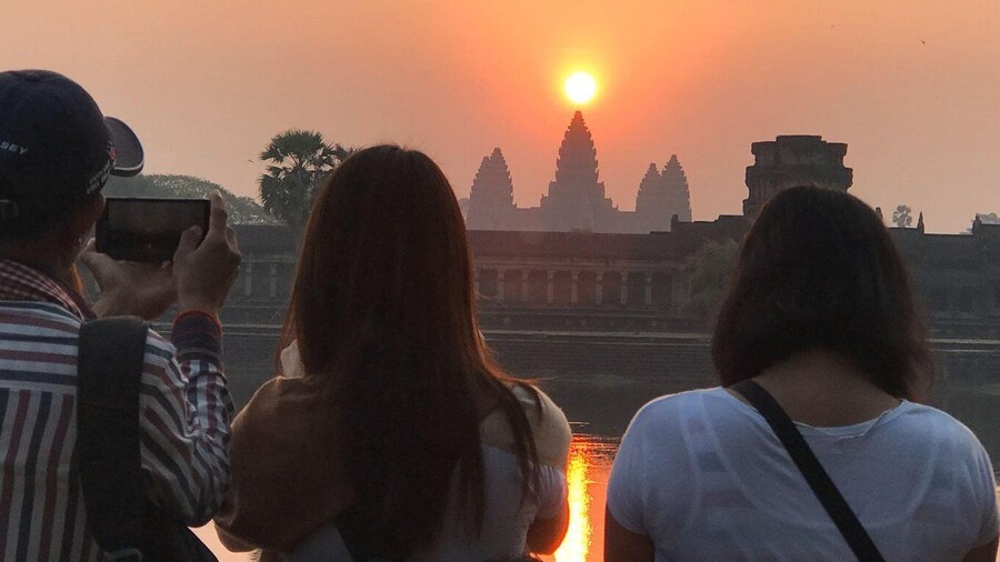 Private Guide: 1-Day Tour to Angkor Wat