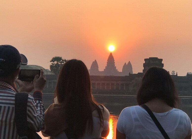 Private Guide: 1-Day Tour to Angkor Wat