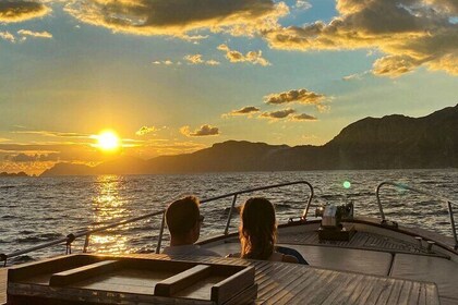Tour in barca di gruppo al tramonto lungo la Costiera Amalfitana con vino P...