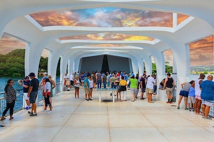 Hommage au mémorial de Pearl Harbor en Arizona et visite de la ville d'Hono...