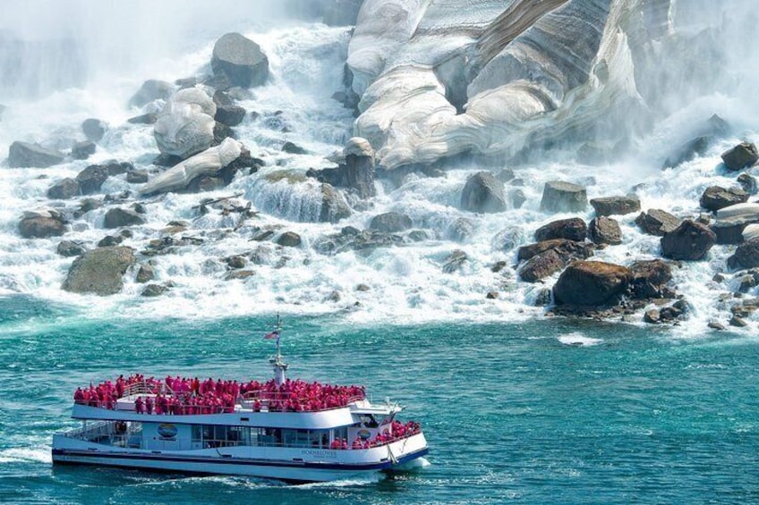 Explore Niagara on a Sightseeing Boat Tour!