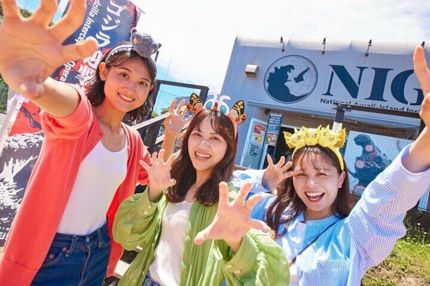 ゴジラショップではゴジラに関するお土産も販売しています。