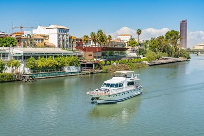 Sevilla: Guadalquivir Yacht Tour met opties voor drinken en eten