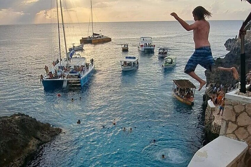 Rick's Cafe cliff diving