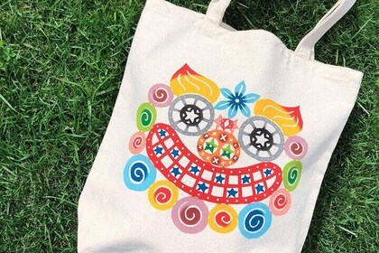 Okinawa: Delicate art, creating indigo-dyed tote bags