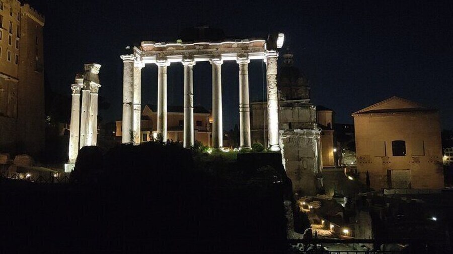 Live an unforgettable experience with our innovative “Rome by Night” tour. Let yourself be spellbound by the nocturnal charm of Rome with our detailed and well-organized tour.
