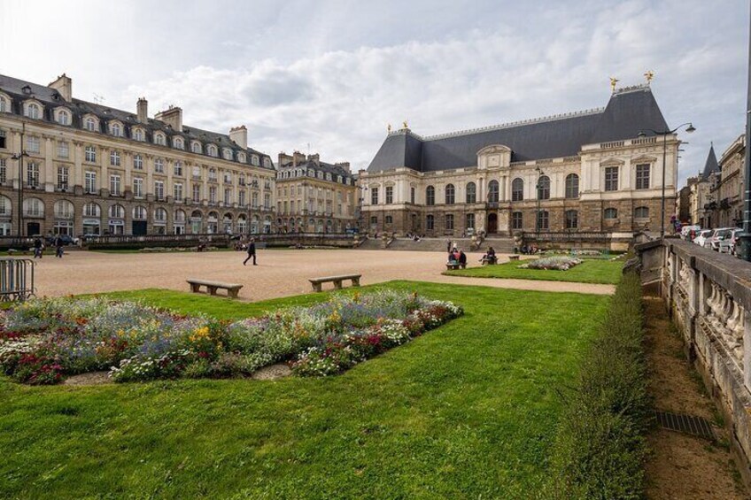 Rennes: Private guided walking tour of the city centre