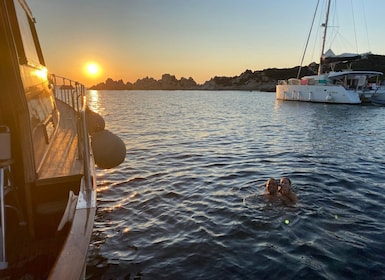 Desde Palau: excursión en barco al atardecer al archipiélago de La Maddalen...