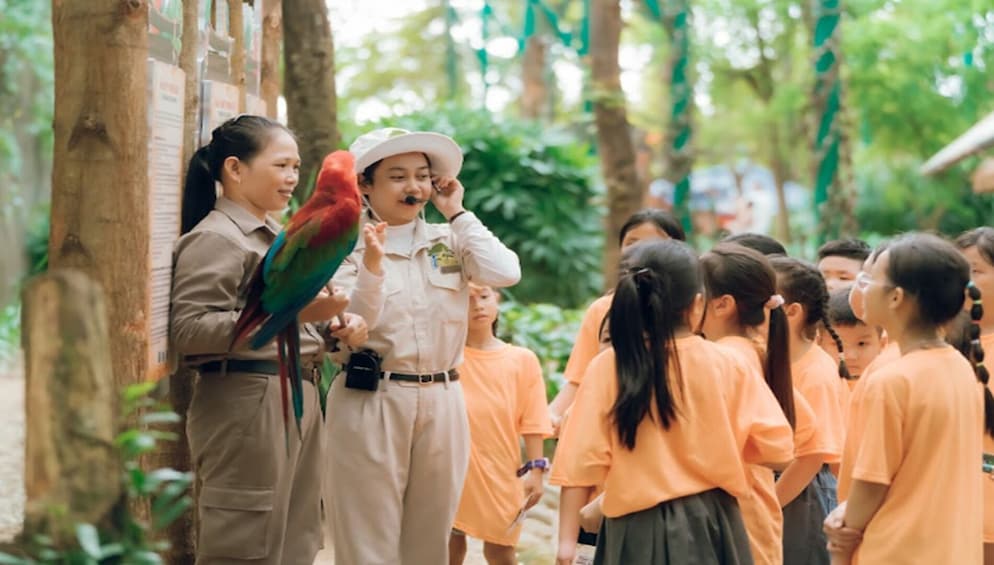 Vietnam : Green Forest Exploration