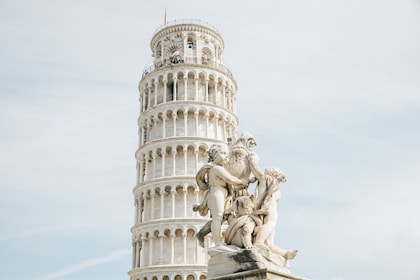Discovering the wonders of Pisa from Livorno with optional leaning Tower