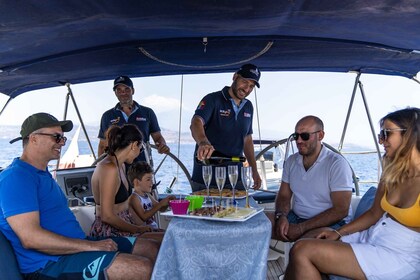 Catania: Cyclops kust cruise met aperitief & snorkelen