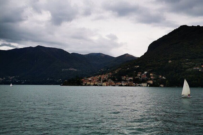 The Best of Como: Walking Tour & 1-Hour Boat Cruise. Small Group