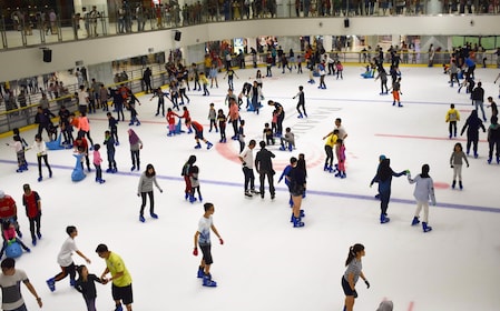 Pengalaman Berseluncur di Arena Seluncur Es dengan Blue Ice Skating di Joho...