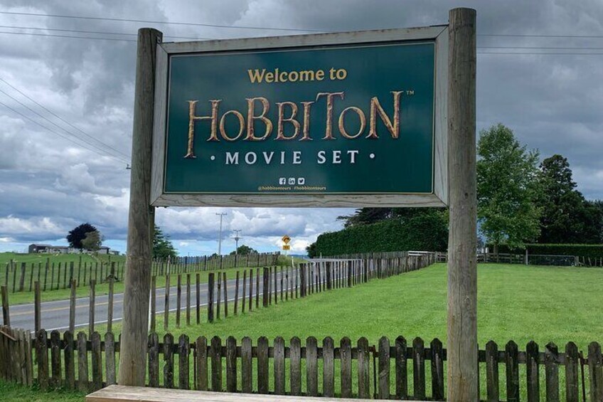 Private Hobbiton and Rotorua Auckland Tour House
