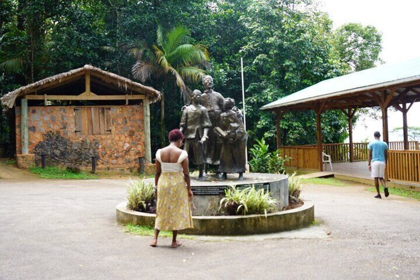 Historical Essences Private Tour in Victoria
