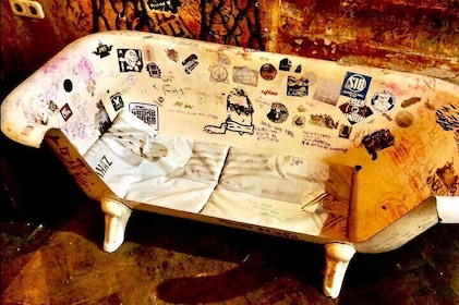 Tour a piedi dei pub in rovina con una hostess locale a Budapest