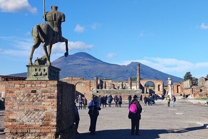 Group tour in Pompeii with an archaeologist