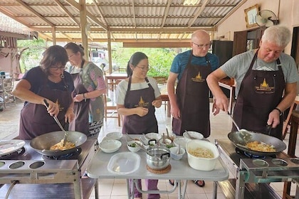 Fun Thai Cooking Class near Bangkok