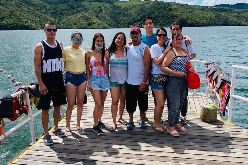 Families gathered at Lake Calima