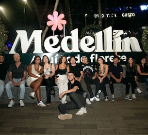 Medellín: recorrido nocturno por bares con degustación de aguardiente