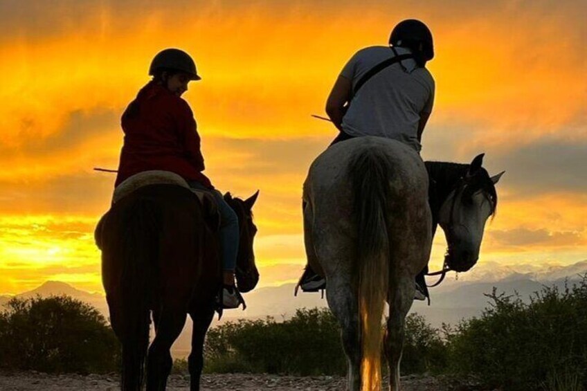 Sunset Horseback Riding Tour in Lunlunta with Dinner Included