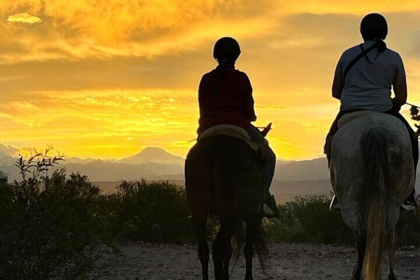 Sunset Horseback Riding Tour in Lunlunta with Dinner Included