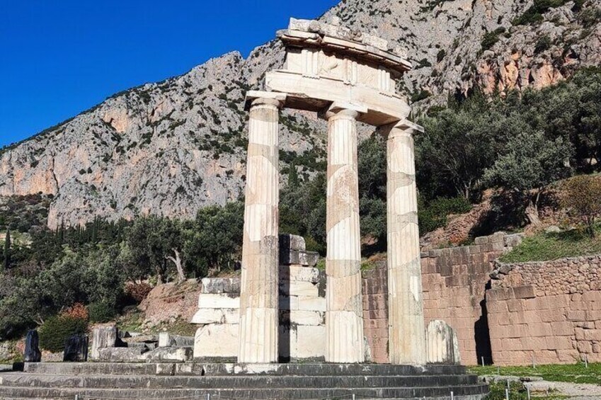 Private Delphi tour with a Pickup 