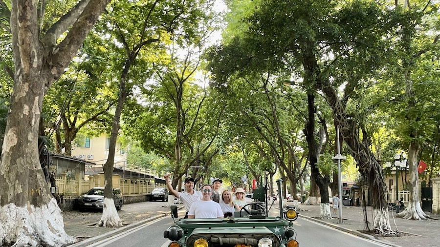 Saigon After Dark Jeep Tour: Night Street Food & Live Music Adventure