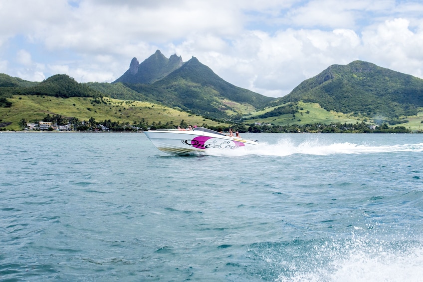 Speedboat Tour to Ile aux Cerfs: Including lunch