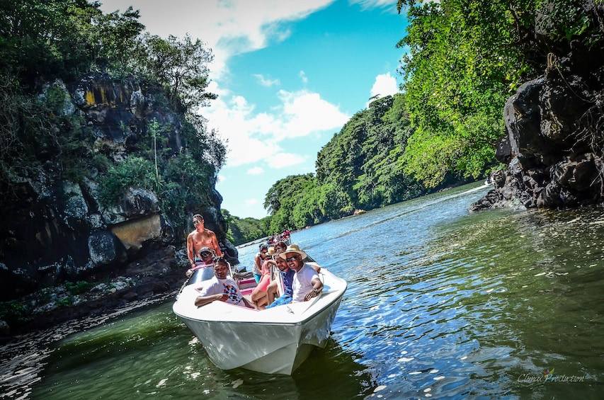 Speedboat Tour to Ile aux Cerfs: Including lunch