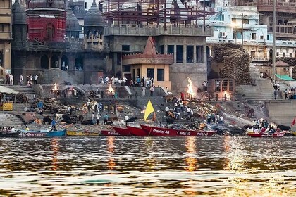 Varanasi: paseo nocturno en barco y experiencia en Ganga Aarti