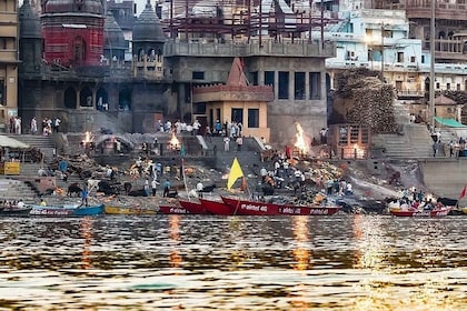 Varanasi: Gita serale in barca ed esperienza Ganga Aarti