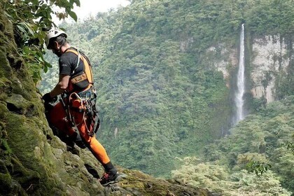 Costa Rica Natural Wonders Trek. Bajos del toro the waterfall trail + volca...